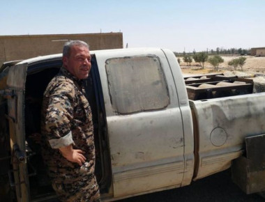 Συρία: Κούρδοι αιχμαλώτισαν βομβιστή αυτοκτονίας του Ισλαμικού Κράτους και... παίζουν μαζί του (φωτό)